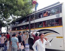  सूरत में हीरा इकाइयों के बंद होने से हर रोज शहर छोड़कर जा रहे हजारों मजदूर  कारोबारियों को डर ये मजदूर अब शायद वापस नहीं आएं 