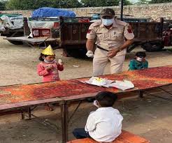 दिल्ली पुलिस ने केक काटकर मनाया मजदूर की बेटी का जन्मदिन