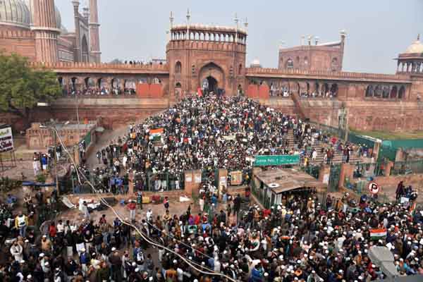 सीएए विरोध: जामा मस्जिद पर नमाज़ के बाद प्रदर्शन, गाड़ियों में हुई आगजनी 