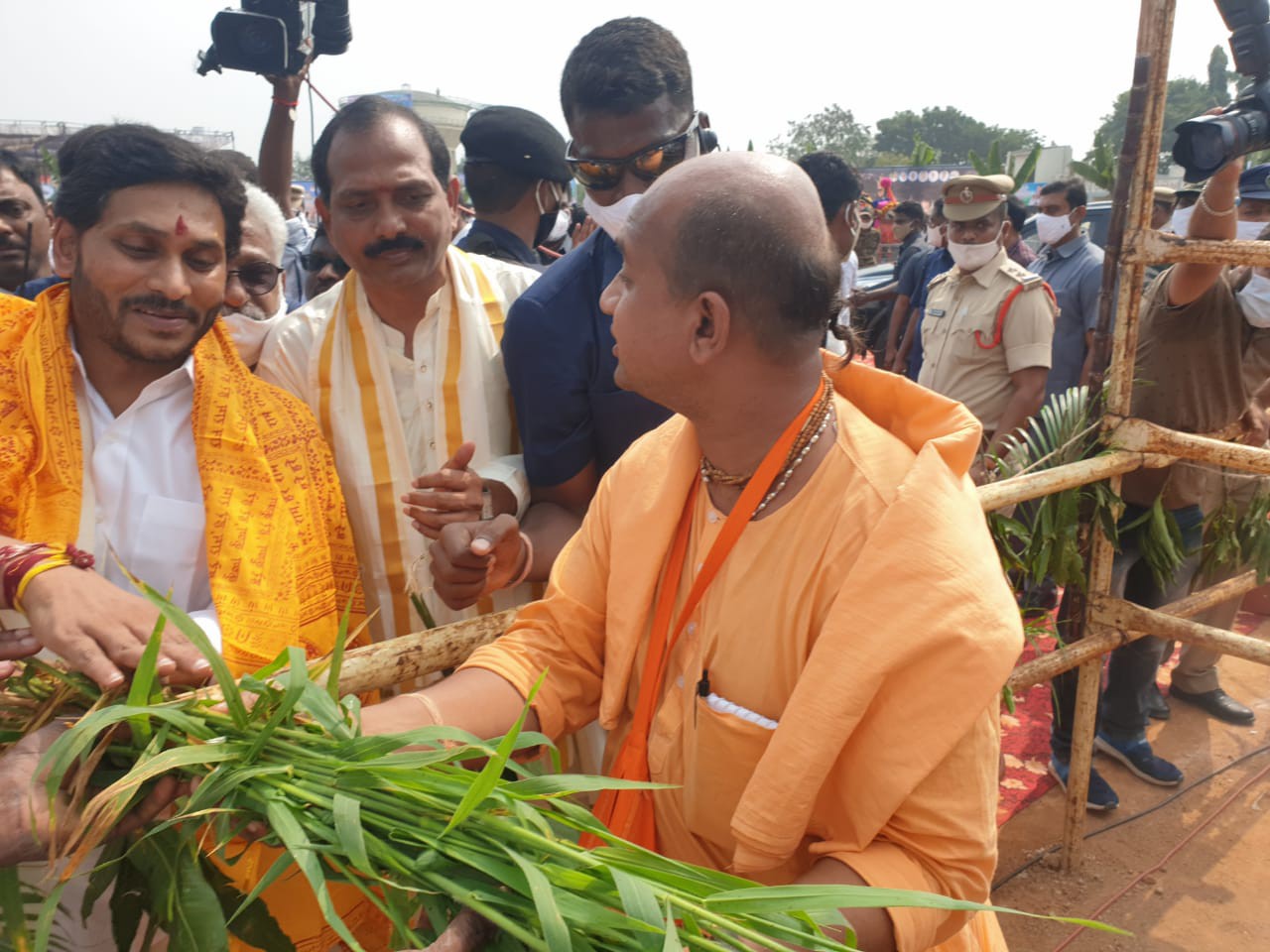 సి ఎం చేతుల మీదుగా కామధేను పూజ  -  సాంప్రదాయ బద్దంగా పూజ చేసిన సిఎం  వైఎస్ జగన్మోహన్ రెడ్డి