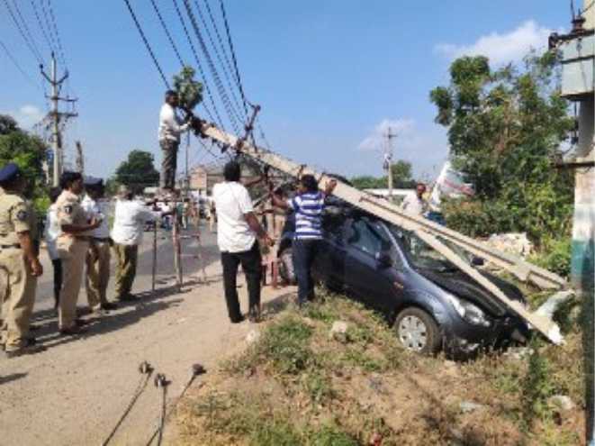 విద్యుత్ స్తంభాన్ని ఢీకొన్న కారు