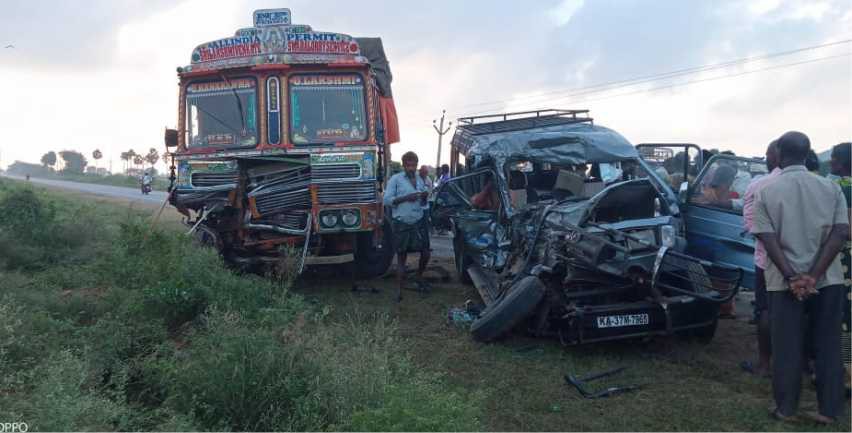 లారీ-తుఫాన్ ఢీ.. నలుగురు మృతి 