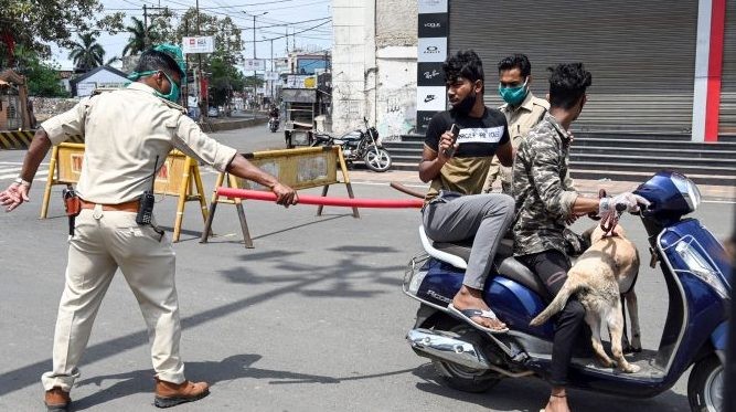 మంత్రి కోసం రాకపోకలు నిలిపివేయడం ఆమానుషం