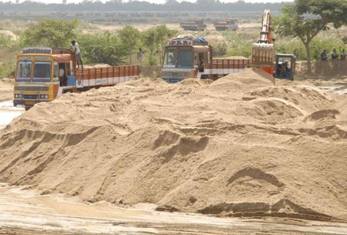 ఇసుక మాఫియాపై చర్యలు తీసుకోవాలి