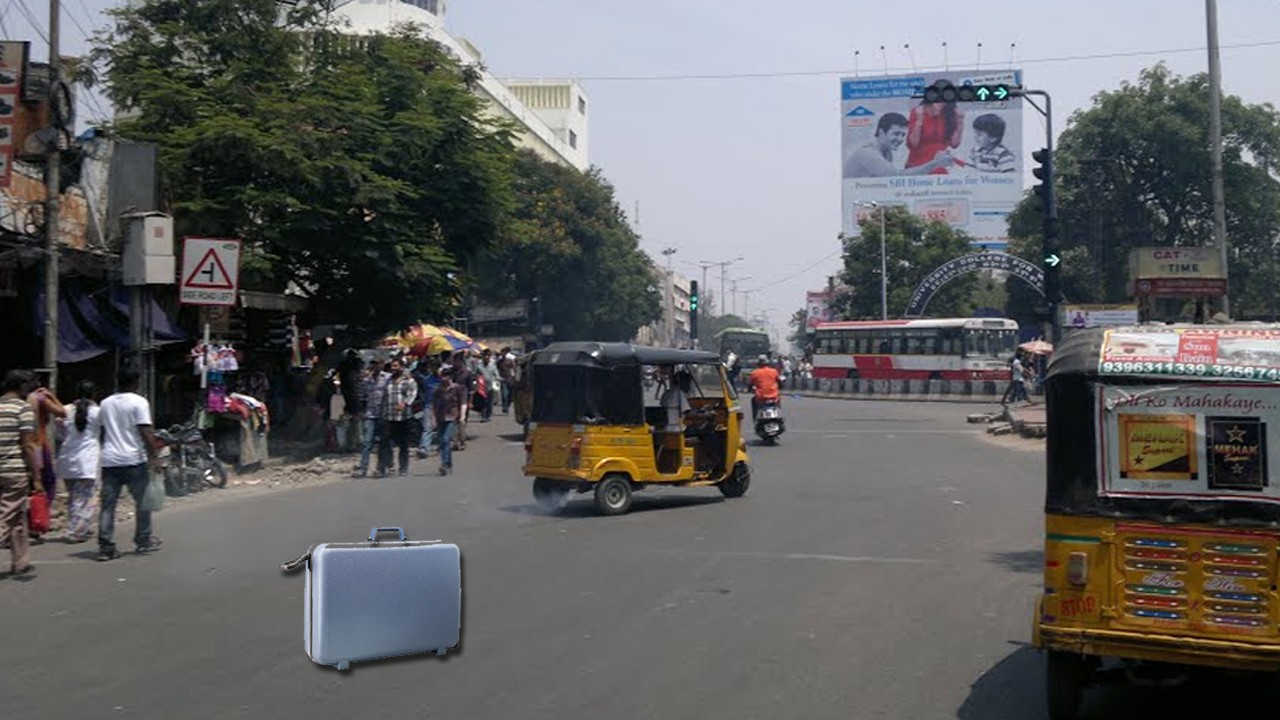 ఆంధ్రా బ్యాంక్ చౌరస్తాలో ఓ సూట్కేసు కలకలం