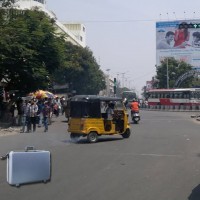 ఆంధ్రా బ్యాంక్ చౌరస్తాలో ఓ సూట్కేసు కలకలం