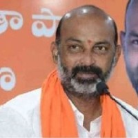 కాంగ్రెస్, బీఆర్ఎస్ పై నిప్పులు చెరిగిన సంజయ్