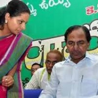 కూతుళ్ల కోసం... తండ్రి రాజకీయం