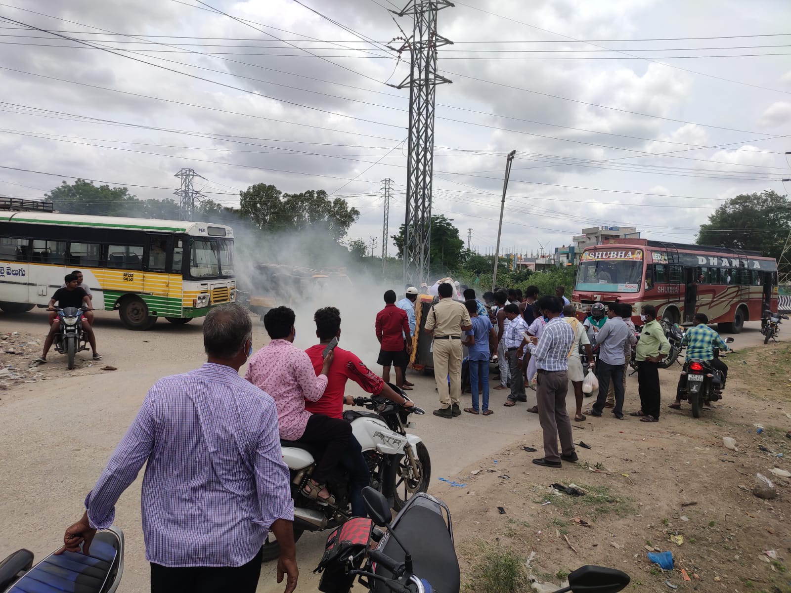 తృటిలో తప్పిన రోడ్డు ప్రమాదం  నలుగురుకి గాయాలు..