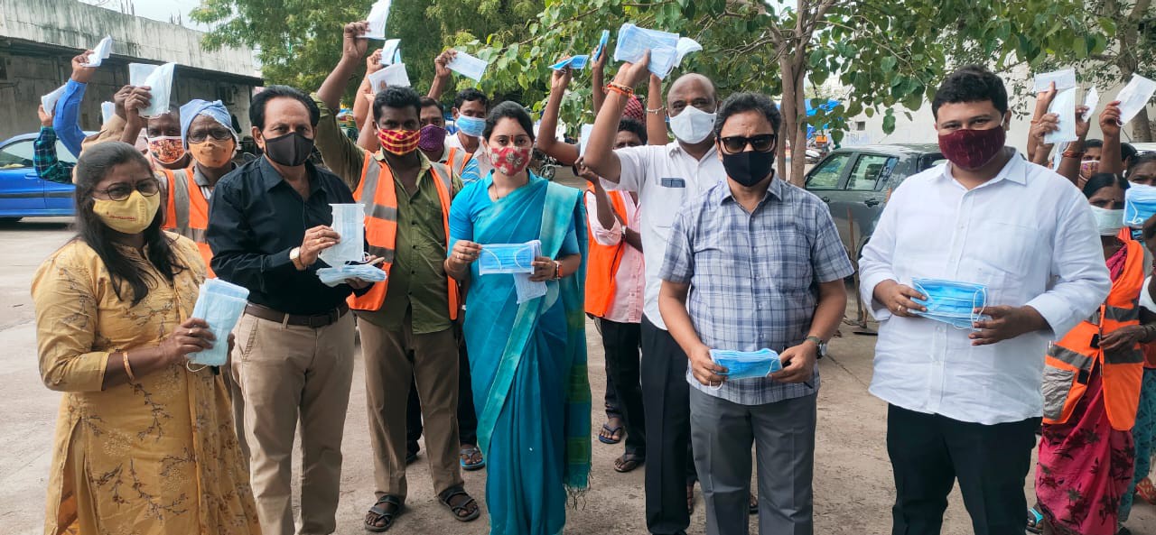 ఇండియన్ రెడ్ క్రాస్ సొసైటీ ఆధ్వర్యంలో మాస్కుల పంపిణీ