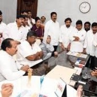 భయం..భయంగా వైసీపీ నేతలు