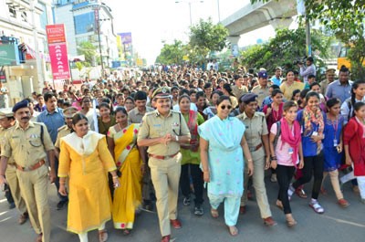 యువతులకు భరోసా ఇస్తున్న పోలీసులు