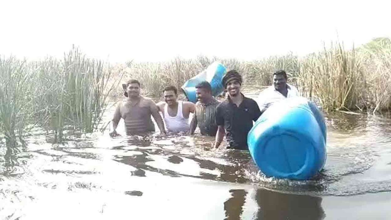 నది మధ్యలో గుడుంబా