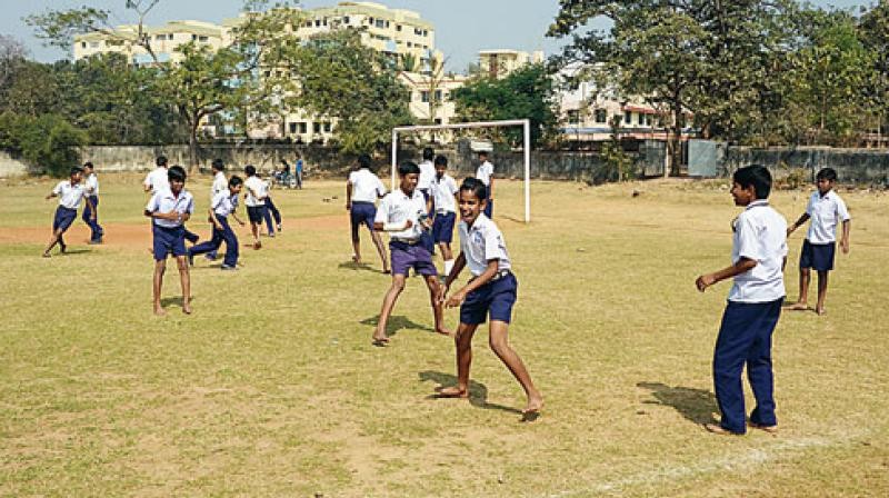 స్కూళ్లలో ఆట స్థలాలు హుళుక్కి