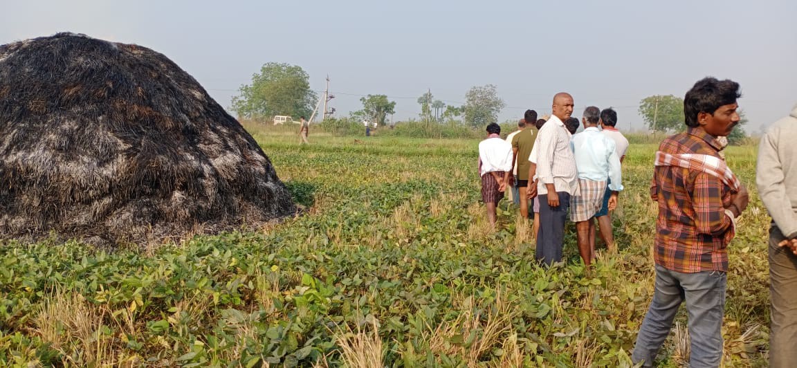 టీడీపీ నేతల వరి కుప్పలు దగ్దం