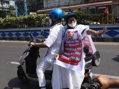 ఇంధ‌న ధ‌ర‌ల‌కు నిర‌స‌న‌గా ఎల‌క్ట్రిక్ స్కూట‌ర్‌పై మ‌మ‌తా బెన‌ర్జీ