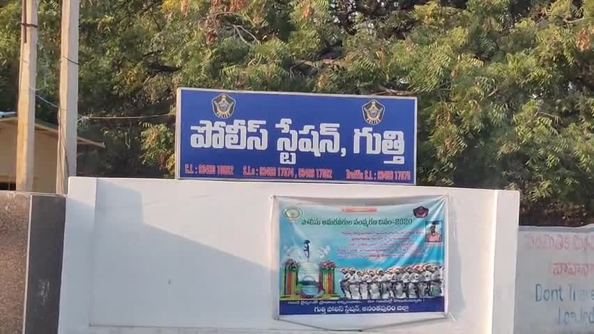 ఇరు వర్గాల ఘర్షణలో ఆసుపత్రి అద్దాలు ధ్వంసం