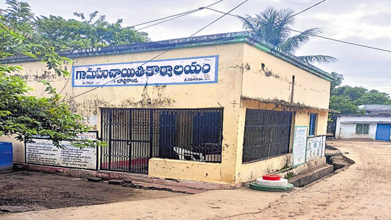 గ్రామ పంచాయితీ నిధుల కోసం పోరు