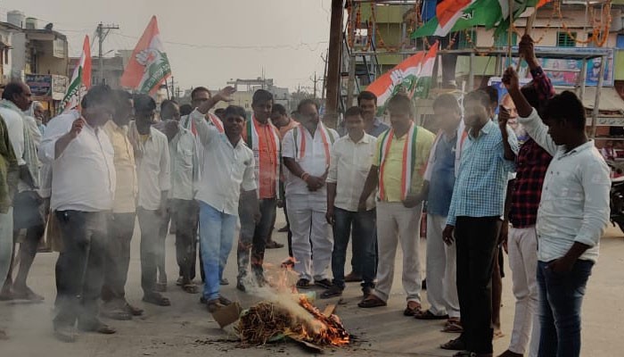 సీఎం కేసీఆర్ దిష్టిబొమ్మ దహనం