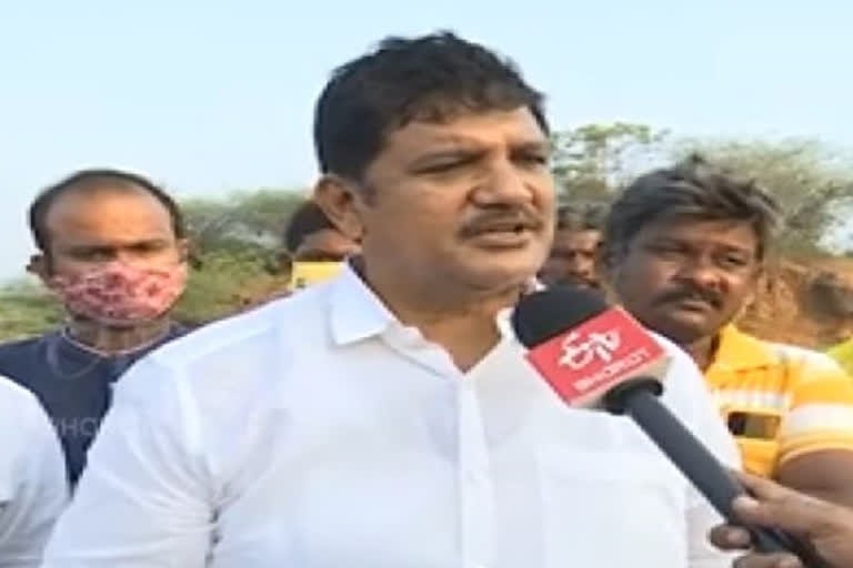 అక్రమమైనింగ్ అడ్డుకున్న ధూళిపాళ్ల