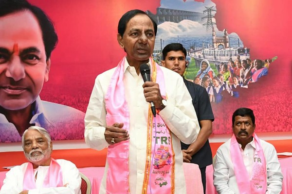 నిర్లిప్తంగా గులాబీ శ్రేణులు...