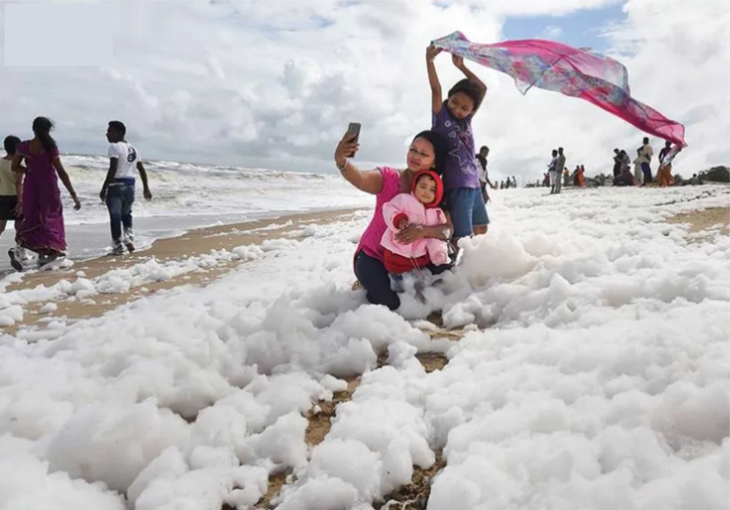 తమిళనాడు వర్షాలు: రసాయన వ్యర్దాలతో మెరీనా బీచ్ అంతటా  భారీగా నురుగు తరంగాలు 