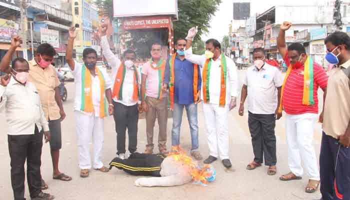 అనుమతి లేదు..ఆరెస్టు చేసాం