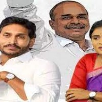 పొలిటికల్ పార్టీలకు ఫ్యామిలీ స్ట్రోక్