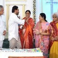 రెండుగా చీలనున్న వైఎస్ కుటుంబం