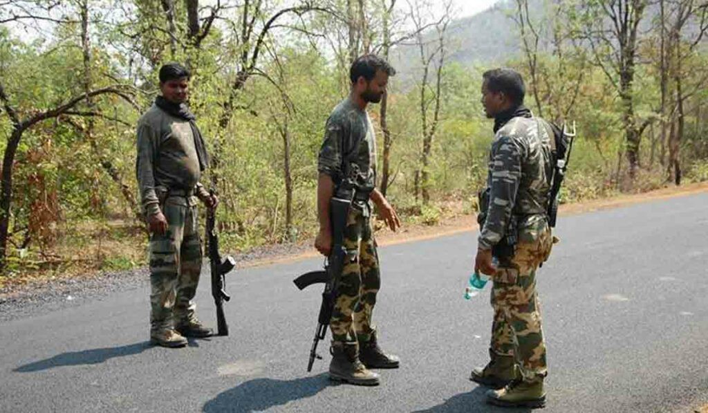 నారాయ‌ణ‌పూర్ జిల్లాలో మావోయిస్టుల అల‌జ‌డి.