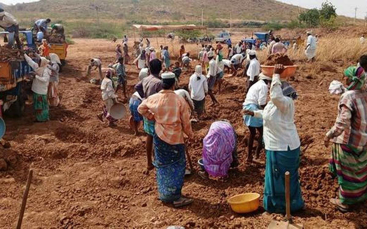  మళ్లీ పలుగు, పార పడుతున్న పట్న వాసులు