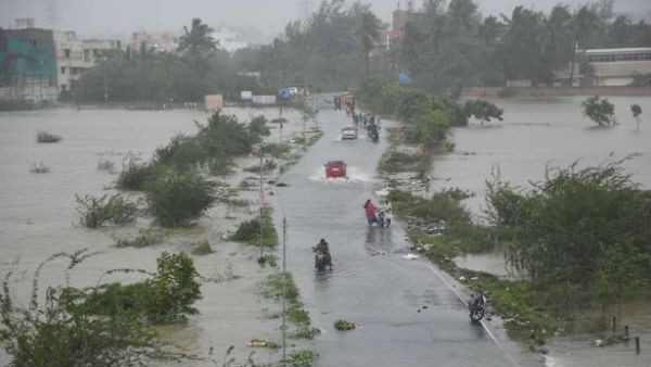 నిలిచిపోయిన రాకపోకలు