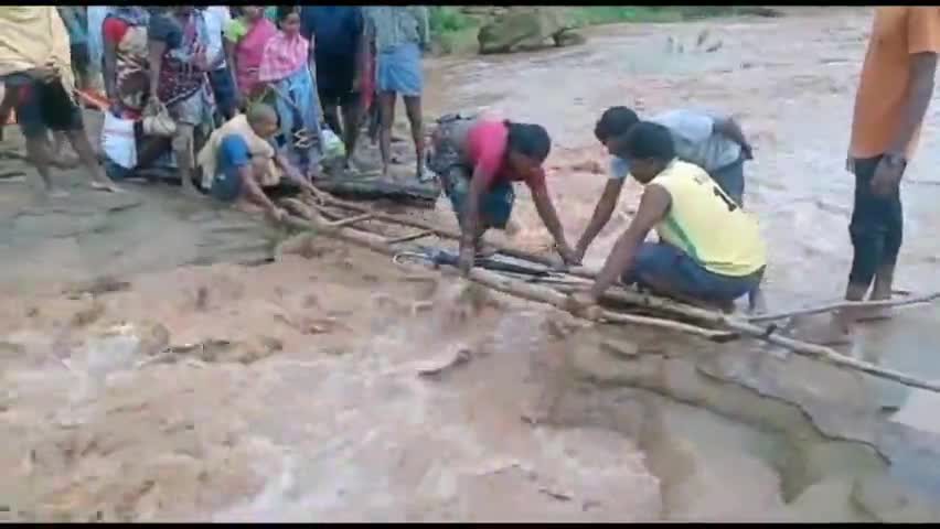 ప్రాణాలను ఫణంగా పెట్టి కిన్నెరసాని వాగు దాటుతున్న ఆదివాసీలు