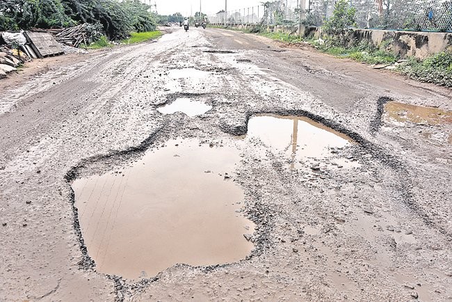 అడుగడుగునా గోయ్యి...