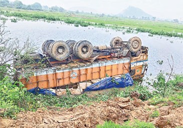 నల్లమల అడవి ప్రాంతంలో లారీ బోల్తా