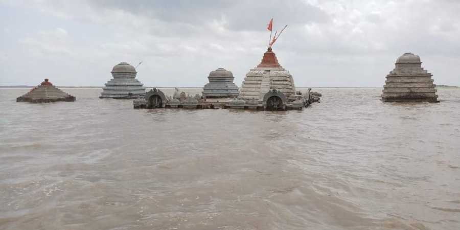 నీటిలోనే సంగమేశ్వరుడు