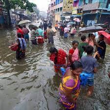 తగ్గనున్న వానలు... ఆగమాగమైన 19 జిల్లాలు