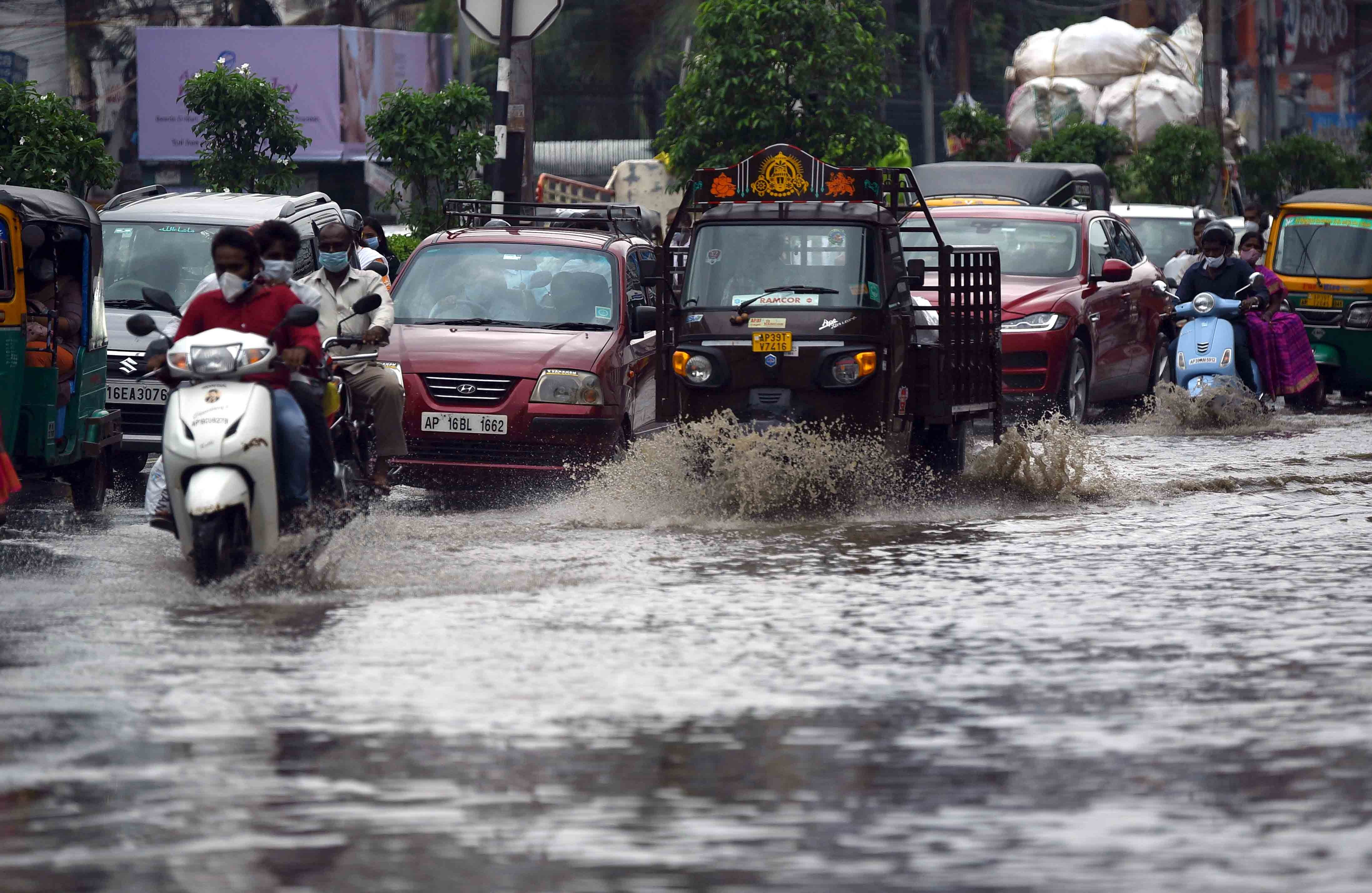 లోతట్టు ప్రాంతాలు జలమయం