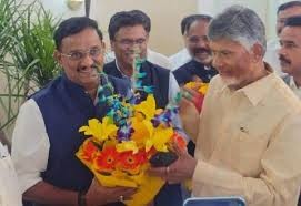 సీఎం చంద్రబాబుకు స్వాగతం పలికిన ఎంపి కేశినేని శివనాథ్ (చిన్ని) 