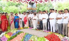 ఇడుపులపాయ లో ఘనంగా వైయస్సార్ జయంతి వేడుకలు