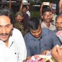 రాష్ట్రానికి చేరుకున్న వైఎస్ జగన్, వైకాపా నేతలు 