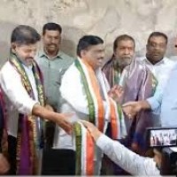 చేయి పట్టుకోనేందుకు మరో పదిమంది రెడీ