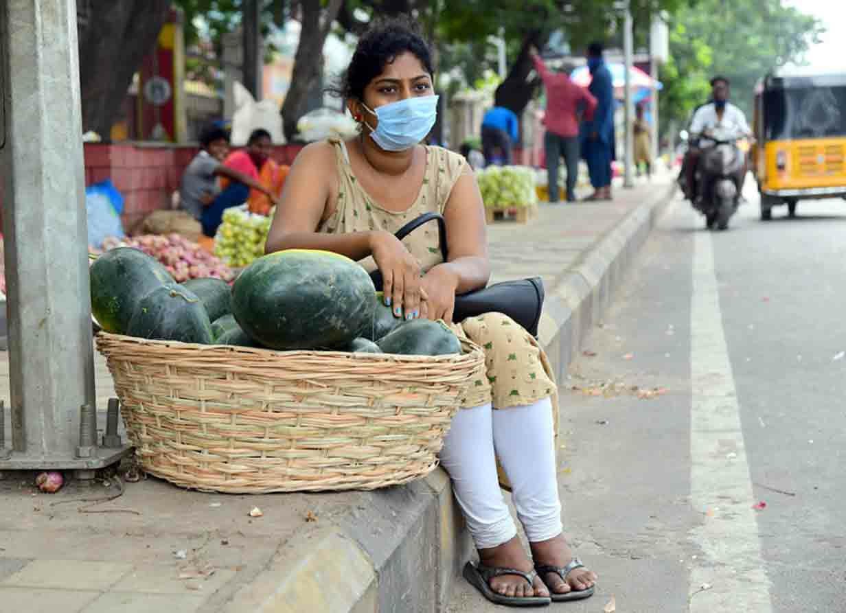 పుచ్చకాయలమ్ముతున్న నటి