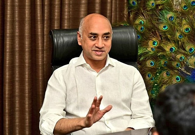 పక్క చూపులు చూస్తున్న గల్లా ఫ్యామిలీ