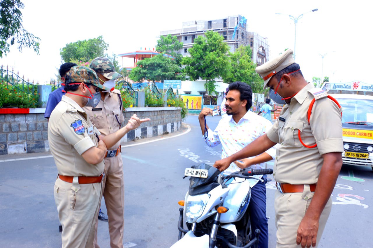 మాస్క్ లేకుంటే ఫైన్...