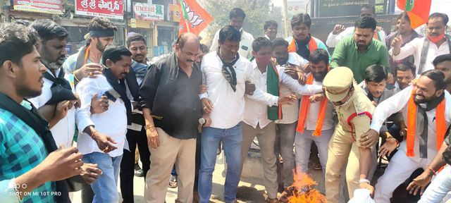 బిజెపి ఆధ్వర్యంలో ప్రభుత్వ దిష్టిబొమ్మ దగ్ధం            