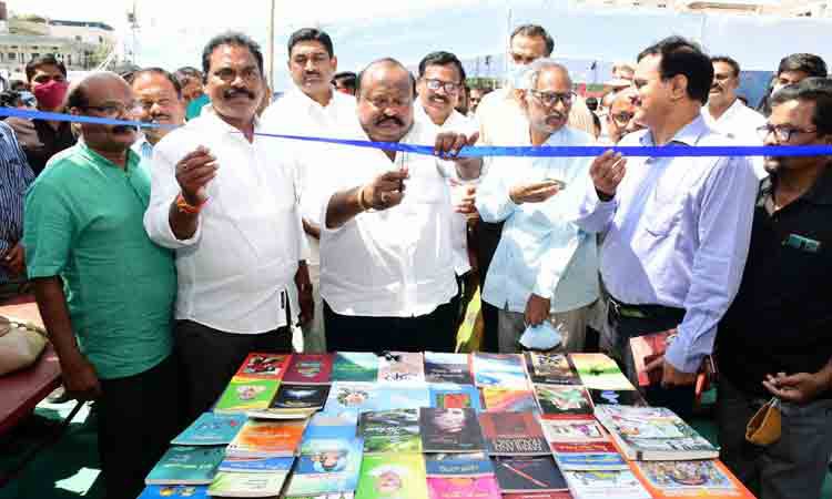 పుస్తక ప్రదర్శనను ప్రారంభించిన మంత్రి గంగుల