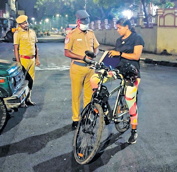 రాత్రి వేళ సైకిల్పై ఐపీఎస్ అధికారిణి గస్తీ తమిళనాడు సీఎం అభినందన