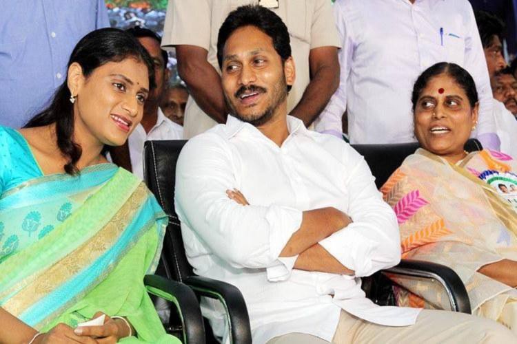 వై ఎస్ ఫ్యామిలీ... మూడు పార్టీలా..?