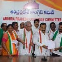 మాకో టిక్కెట్ కావాలి కాంగ్రెస్ వైపు చూస్తున్న నేతలు